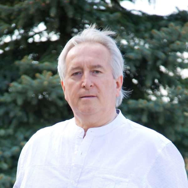 A while man Dragan Kljujic, registered psychotherapist in Toronto with expertise in counseling psychology.